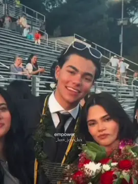 We finally have a recent picture of them, also congratulations to them for graduating love them❤️🥳 #malachibarton #arianagreenblatt #stuckinthemiddle #malachibartonedit #arianagreenblattedit #feliciabarton #blowup 
