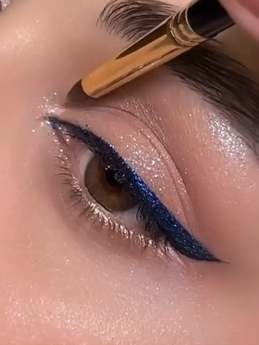 Glamour eyeliner Hack  #eyeshad #Eyeliner #makeupmeee #lipstickhack #style #tips #tricks #makeuphacks #trending  #beautytips 