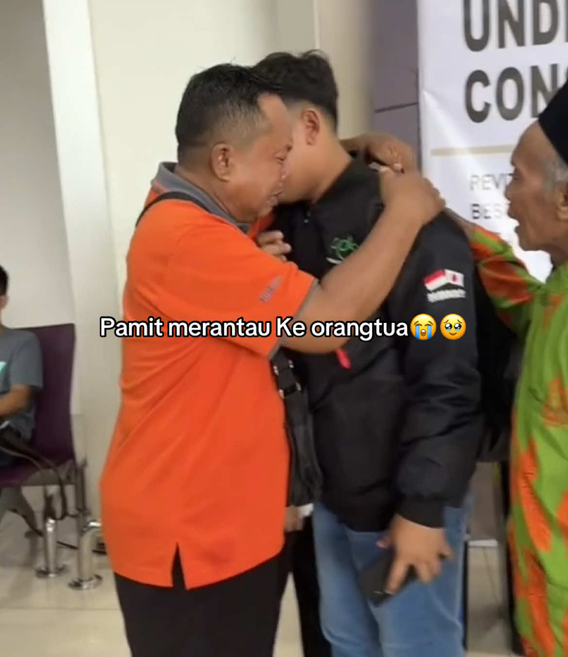 Momen sedih ketika kita pamit untuk merantau jauh dari orang tua😭🥺 #anak#ayah #bapak #ibu #mama #merantau #kerja #pamit #sedih