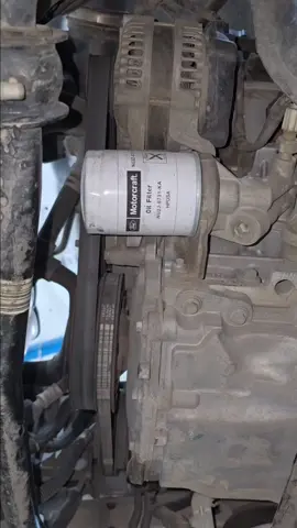 Ford oil filter changing trick  #automotive #mechanic #DIY #usa🇺🇸 