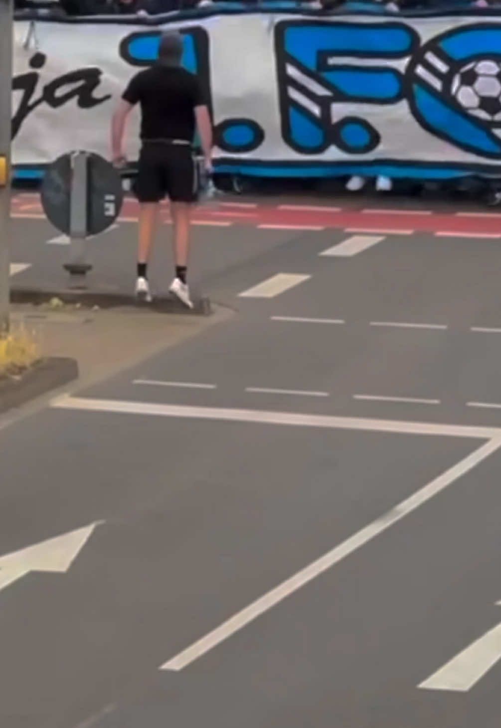 🇩🇪 Corteo from 1. FC Saarbrücken before the match vs Eintracht Braunschweig! 👏#germany #corteo #fcsaarbrücken #saarbrücken #promotion #braunschweig #ultras 