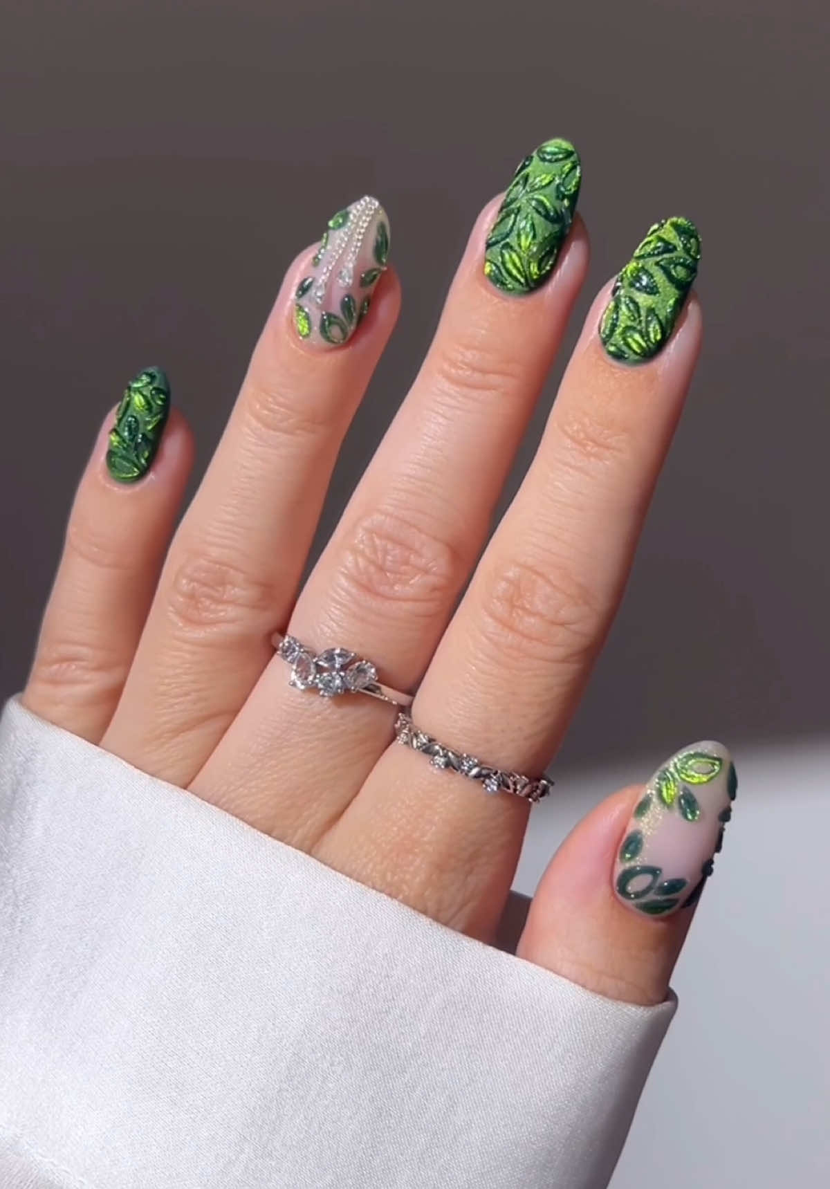 🌿👑 dripping in glam w/ @Modelones Official green velvet edition, inspired by the Met Gala queen Cardi B •ad using ‘28 color gel polish kit’ hues: 2373, 2598, 2493 + sculpting 3D gel ______ #modelones #modelonesgelpolish #inspiredbymodelones #nails #nailinspo #diynails #naildesign #nailtutorials #nailart flower nails 
