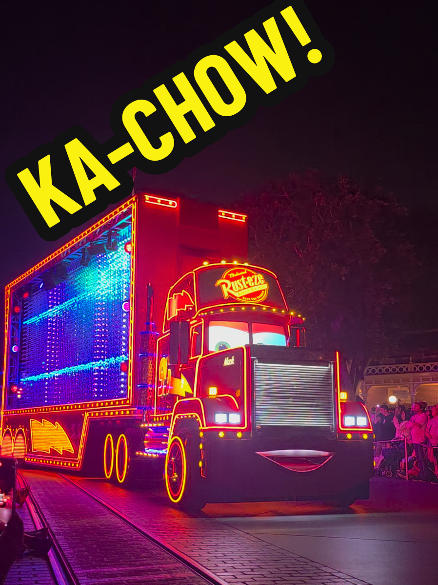 KA-Chow!! #disney #cars #lightningmcqueen #kachow #disneyparade #disneylandia #macktruck 