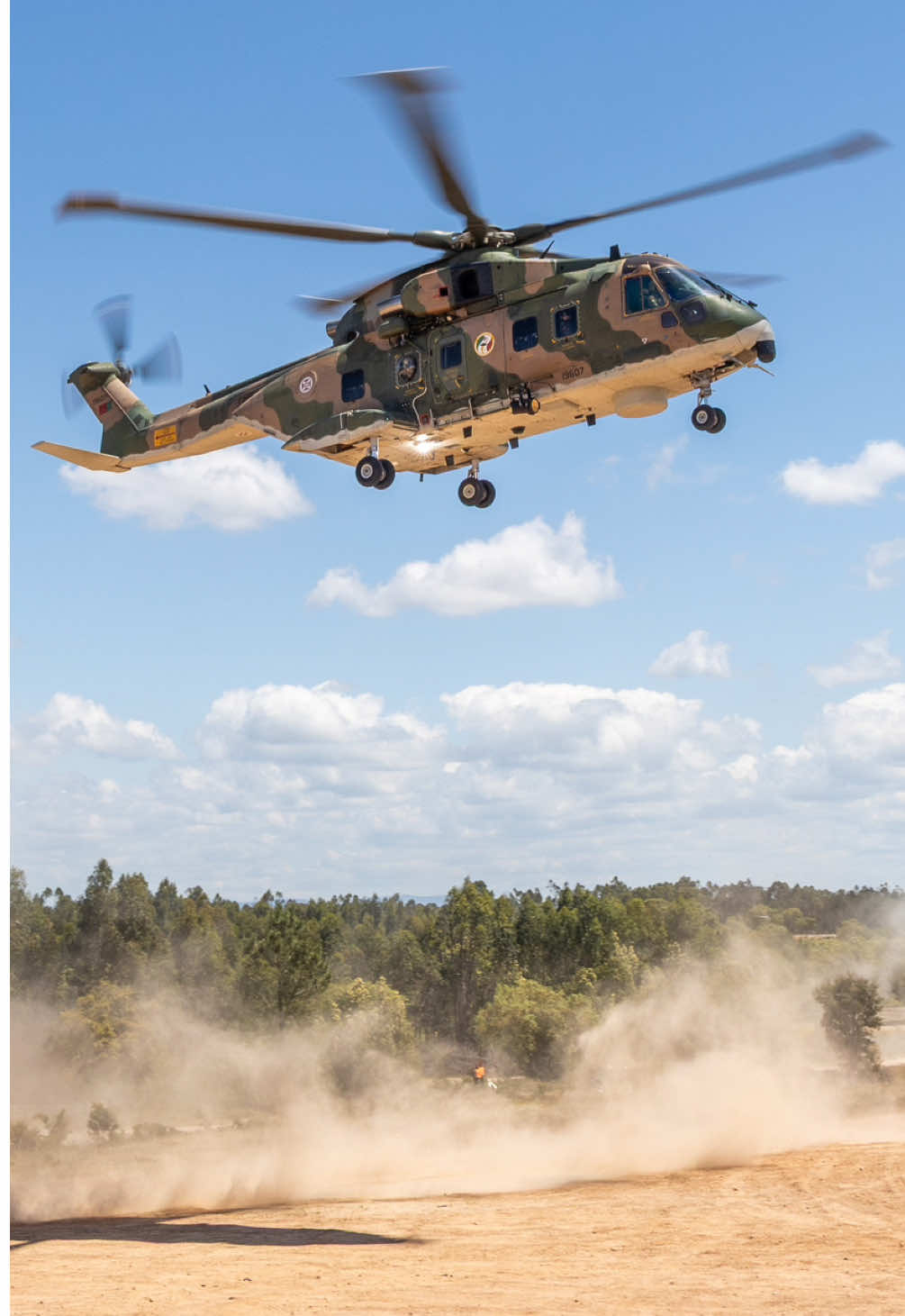 Se neste dia o EH101 fosse uma música, seria 'Poeira' da Ivete Sangalo 🎶🚁 Aterragem hot & dusty do EH-101 Merlin da Esquadra 751 - 