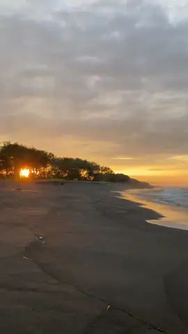 #pantai #sunrise #views #goacemara #pantaiselatan 
