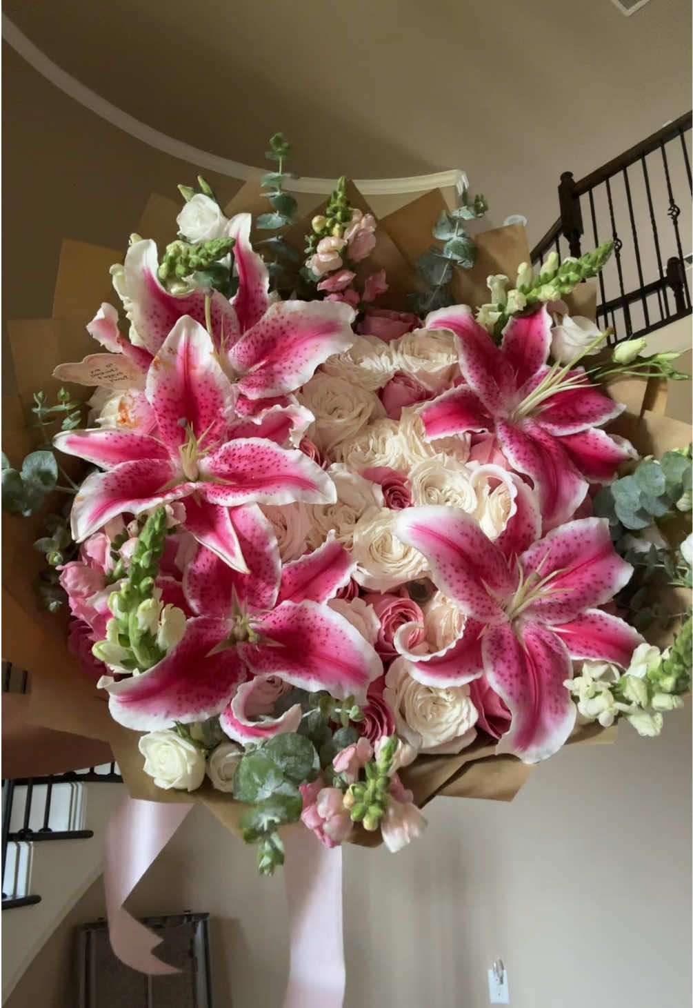 to be loved is to be seen 💓 insta: isabels_flores 🪷 #lily #lilies #gf #giftideas #bouquet #ramobuchon #roses #isabelsflores #lirios #floristsoftiktok #flowers #parati #trending #SmallBusiness #htx #paraella #blooms #lilybouquet 