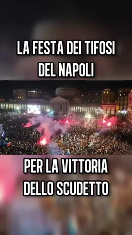 L'esplosione dei tifosi del Napoli radunati in Piazza del Plebiscito per festeggiare lo scudetto 🇮🇹 #calcio #SerieA #napoli #NapoliCagliari #DAZN #Inter #comointer #lukaku #mctominay #scudetto 