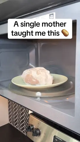 Use this tip to make baked potatoes in the microwave 🥔 #lifetips #lifehacks #doityourself #kitchentips #KitchenHacks #cookingtips #CookingHacks #tipsandtricks 