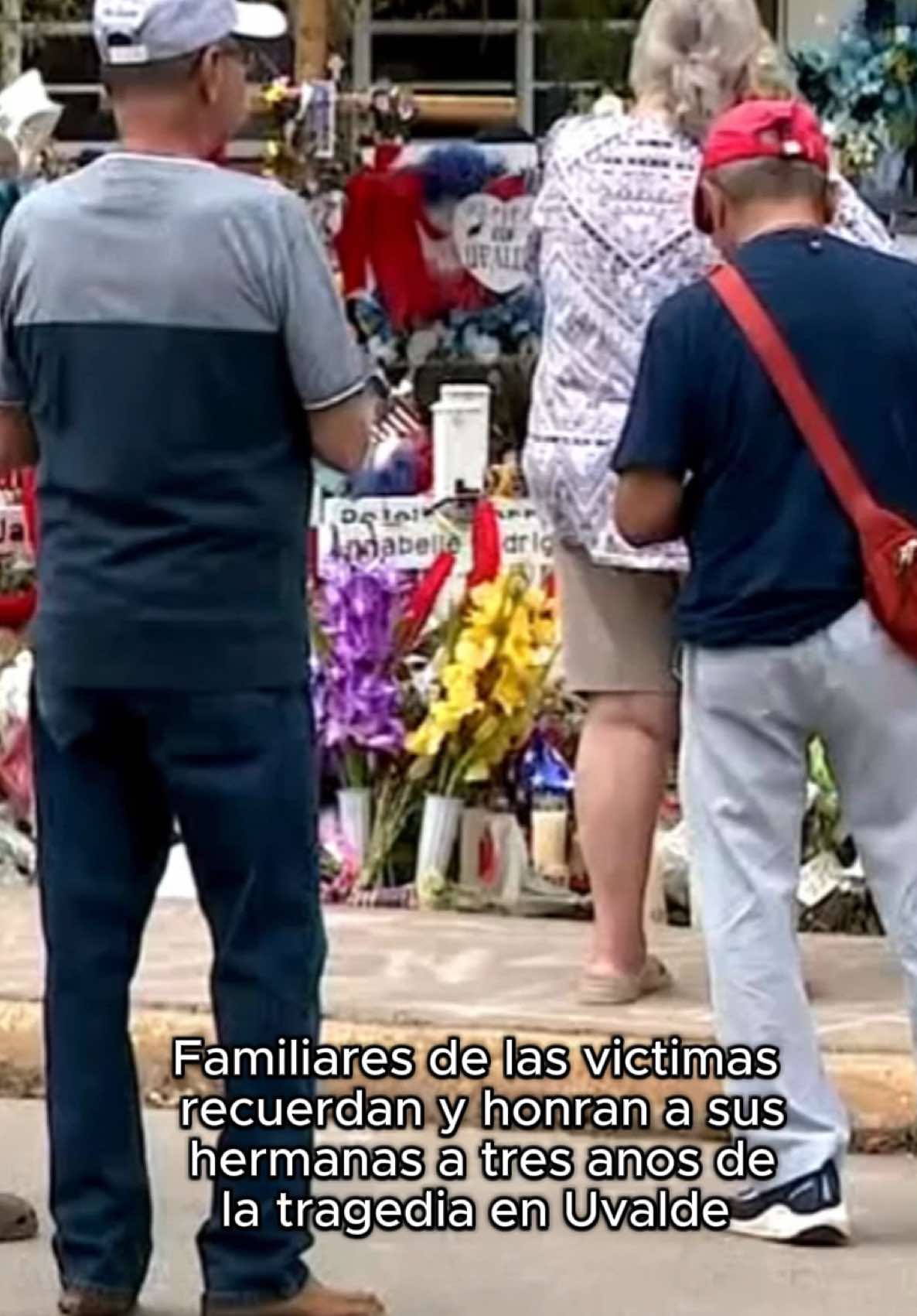 🤎 #Uvalde Este sábado, 24 de mayo, se conmemora el tercer aniversario del trágico tiroteo en la Escuela Primaria Robb de Uvalde, Texas, donde 19 estudiantes y dos maestras, Eva Mireles e Irma García, perdieron la vida protegiendo a sus alumnos. Las familias de las víctimas, que trabajan en el Distrito Escolar Independiente de Del Valle, honran su memoria con un día especial llamado 