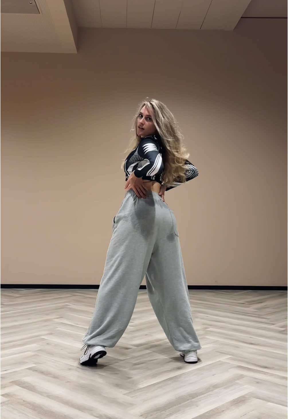 Aquí llegó tu tiburón 🦈  Had to do a little reggaeton (twerk) choreo to this one 🤪🍑💥  #dancer #reggaeton #dancereels #dancechoreography #twerking #dancecrew #munichdancer #reggaetondance #fyp #explore 