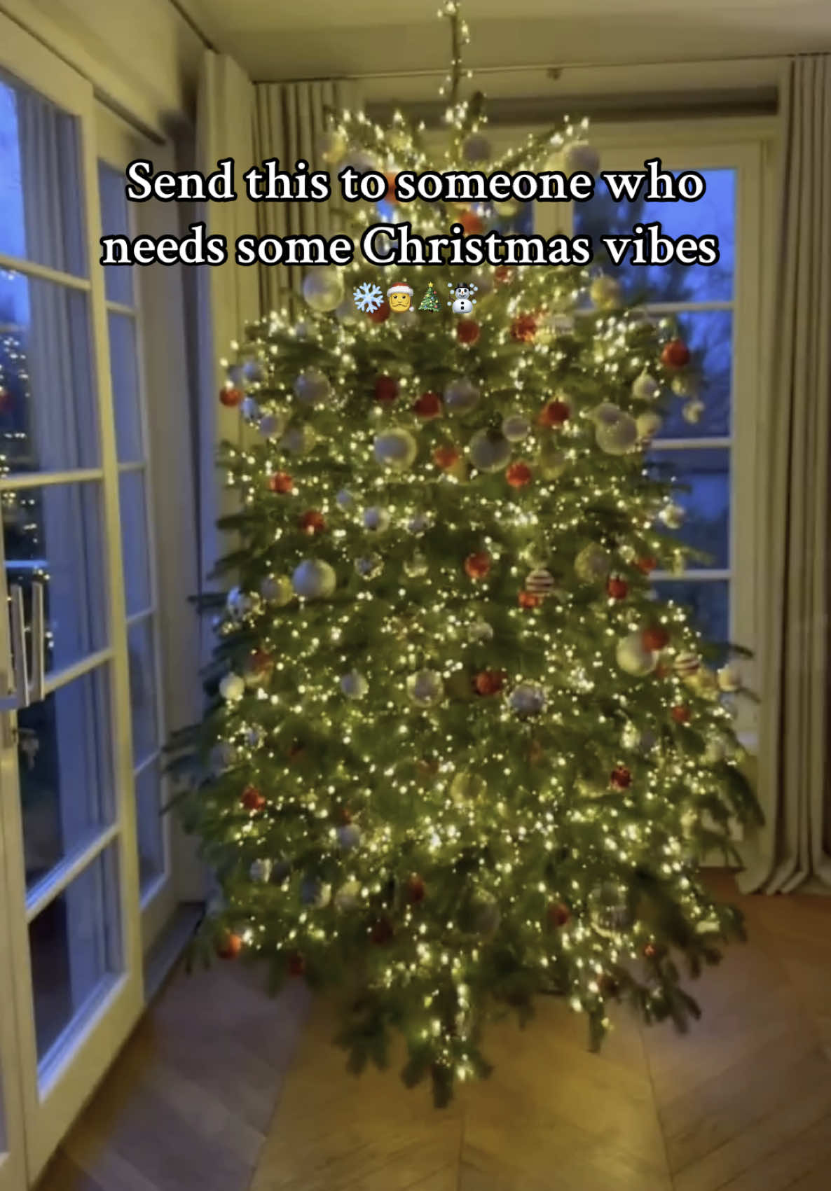 Send this to someone who needs some Christmas vibes 🫶🏻  #snow #christmastok #christmasdecor #christmas2025 #cozy #vibes #christmastime #christmascountdown #christmas #navidad #viralvideos #fyp 