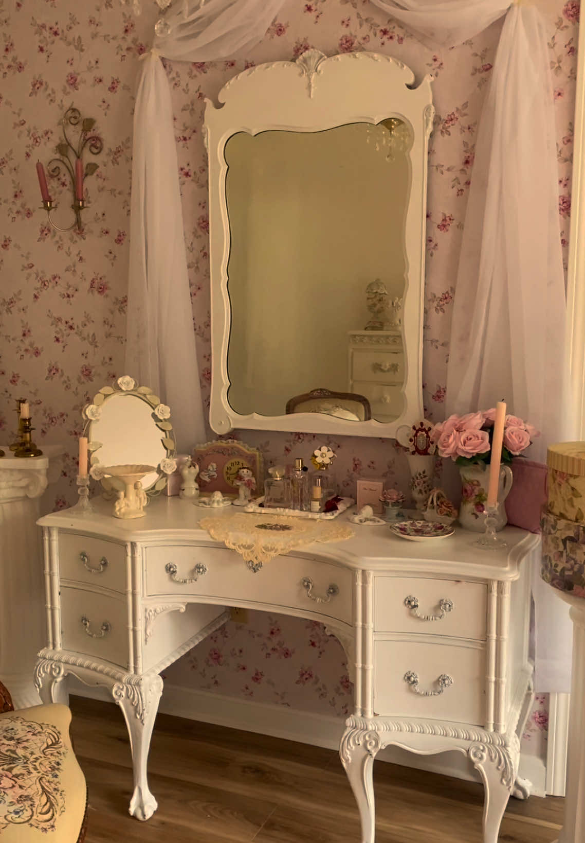shabby chic dreams 💗🕰🌸 #roomtouraesthetic #vintage #vintagefinds #vintagestyle #vintageroom #vintageroomdecor #vintageaesthetic #antiquefinds #antiquedecor #thriftfinds #thrifthaul #thriftfinds #shabbychic #shabbychicdecor #shabbychicstyle #shabbychicbedroom #coquettecore #coquetteaesthetic #coquettecore #coquettegirl #coquettedecor #girlyroom #RoomTour #roommakeover #aesthetic #cuteroom #pinkroomdecor #shabbychicdecor #vintageinspiredfashion #wallpaper #roomdecor #shabbychicroom #shabbychicroom #pinkroom #vintage #vintageroom #antique #antiqueroomdecor #cuteaesthetic #dollette #pinkgirl #pinkgirlroomideas #pinkgirlyaesthetic #pinkroomdecor #coquette #coquetteaesthetic #coquettecore #cottagecore #cottagecoreaesthetic #Summer #vintage #vintagevibes #vintageroomdecor #vintagedecor #antique #antiqueroomdecor #antiquedecor #antiquing
