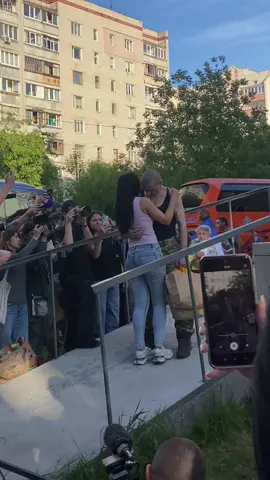 Цей момент — як подих після довгого мовчання. Повернення наших воїнів з полону — це сльози, обійми, тиша, яка говорить більше за слова. Кожен із них пройшов через нелюдські випробування, але не зламався. Вони — символ сили, гідності та любові до України.#обмін 