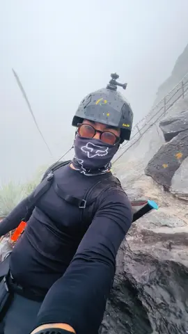 🖤⛰️🥾🥾