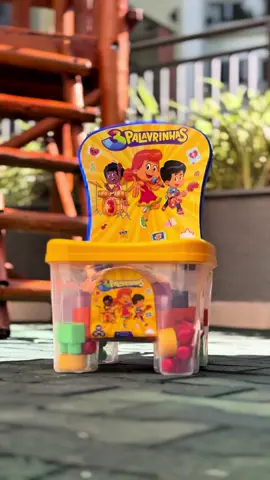 Nossa Cadeirinha com Blocos de montar 3 Palavrinhas é o presente perfeito para o seu pequeno! 💛 ✅ 3 em 1: cadeira, brinquedo educativo e balde organizador! ✅ 28 blocos coloridos para estimular a criatividade e a coordenação motora. ✅ Ideal para crianças a partir de 18 meses. ✅ Material atóxico, hipoalergênico e super resistente pensado para a segurança do seu filho! Mais do que um brinquedo, é um espaço de diversão e desenvolvimento! 🧡 🎁 Garanta já essa novidade que une praticidade, qualidade e MUITA diversão! #3Palavrinhas #3Palavrinhaslojaoficial
