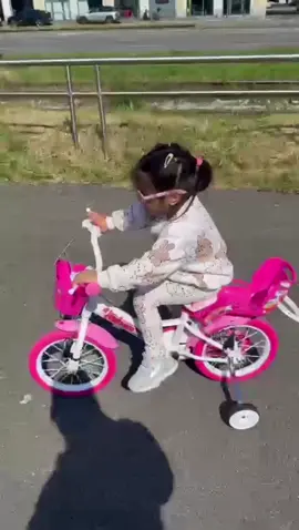 🚴‍♀️😍🫶🏻#ashlyn041 #baby #riding #bicycle #kidsoftiktok #babiesoftiktok #cutebaby #mybaby #🇨🇭 #🇵🇰 #foryou #viral #fyp #cycle #enjoying 