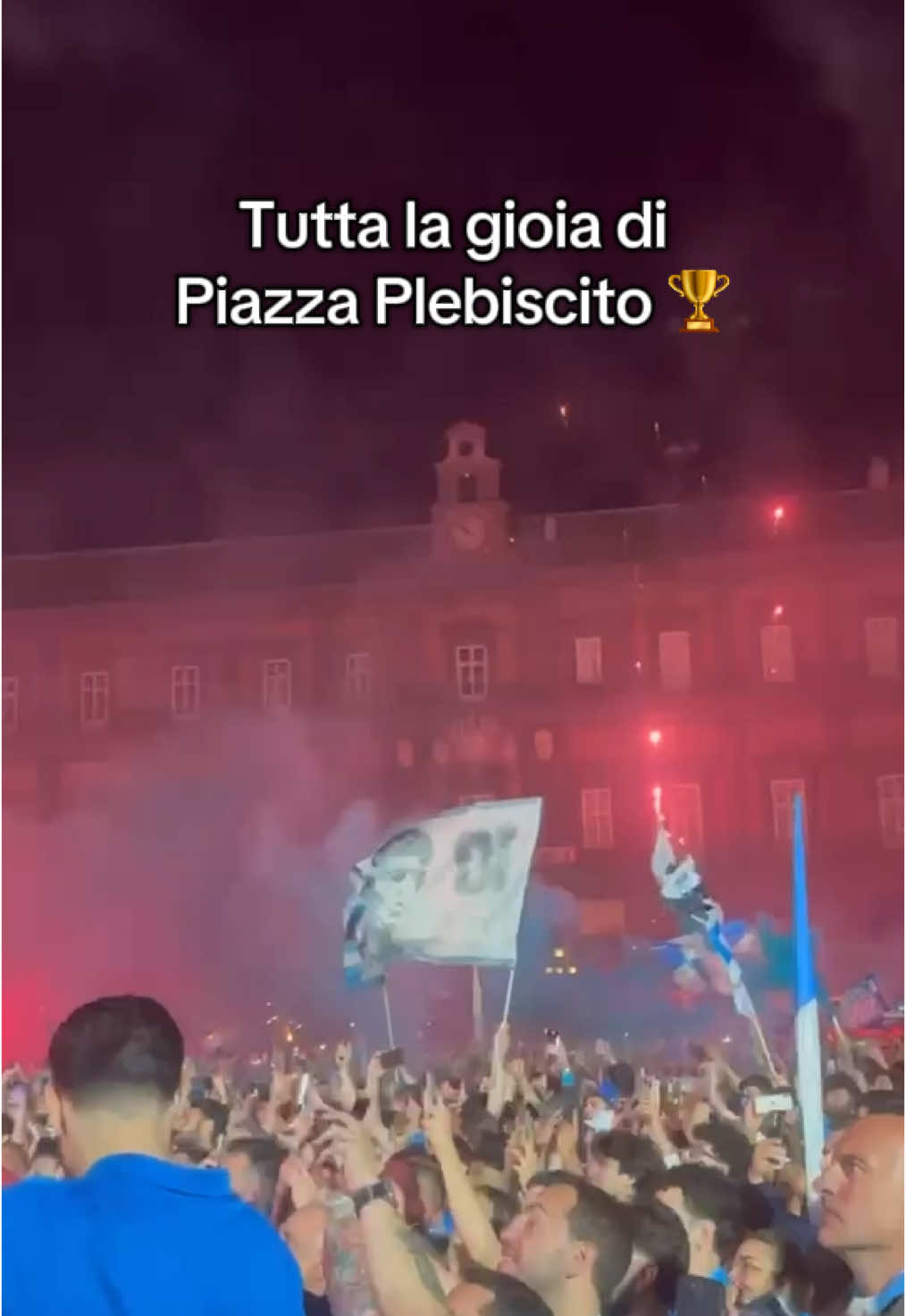 Piazza Plebiscito impazzisce di gioia al fischio finale 🔥🏆 #Napoli #DAZN #TikTokCalcio