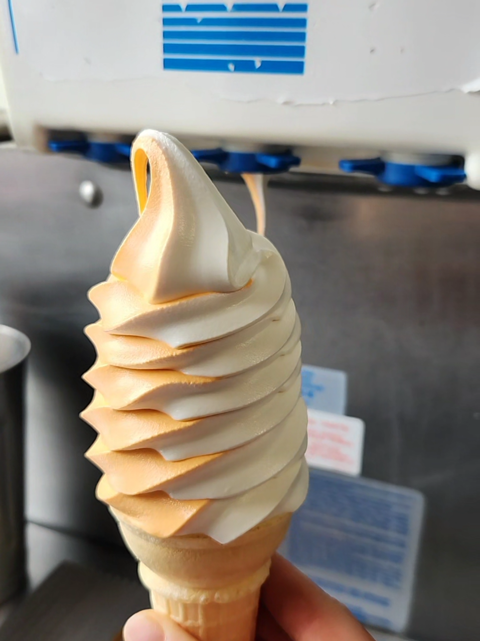Flavors of the week are Orange and creamsicle! #joesdairybarandgrill #joesdairybar #yum #icecream #softserveicecream #vanilla #orange #creamsicle #cone 