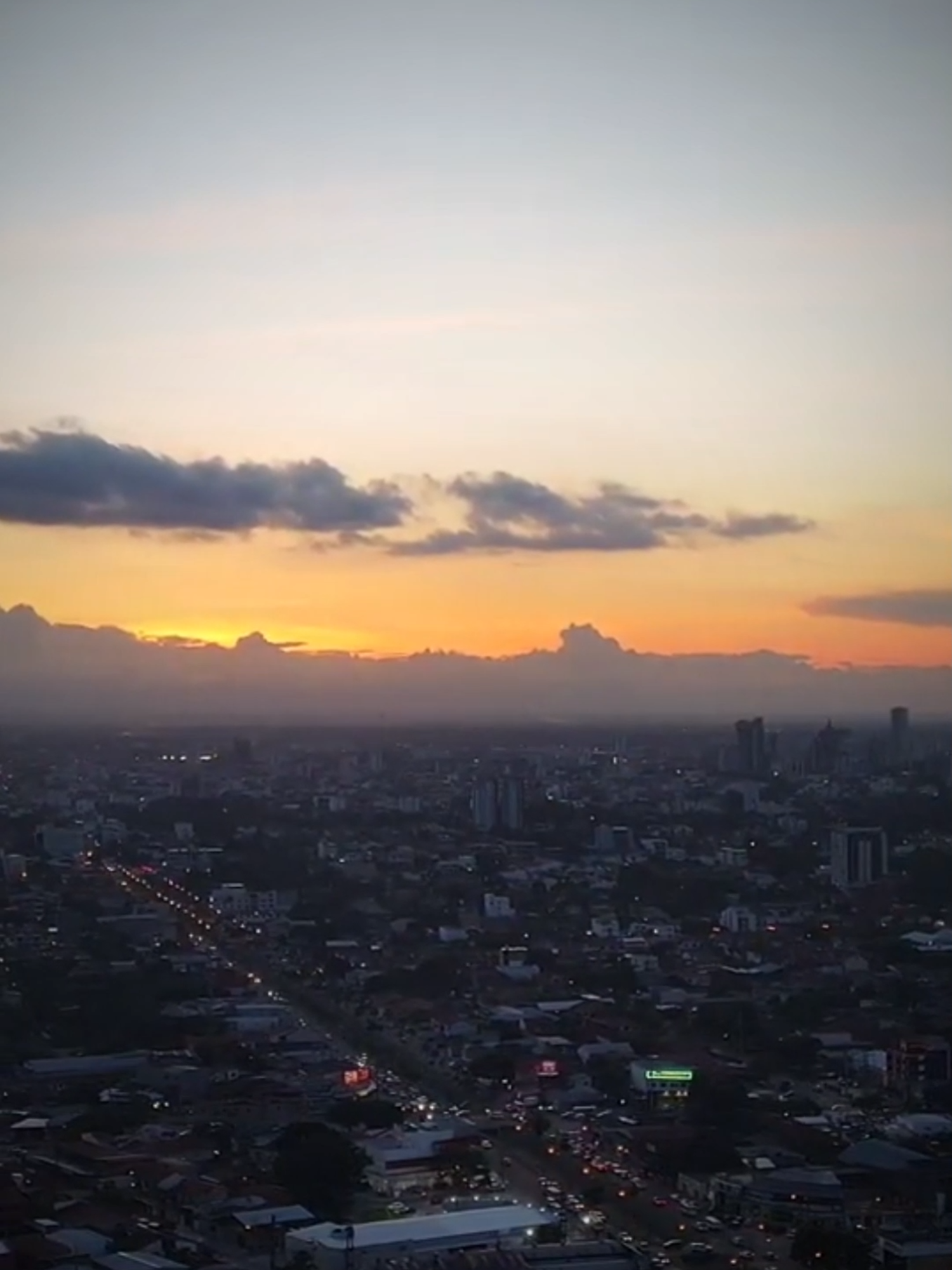 ¡Atención Santa Cruz! El frío se hace sentir y este 27 de mayo, Día de la Madre, el termómetro bajará hasta los 7°C, según el Senamhi. Desde el fin de semana se esperan mínimas de 15°C y posibles heladas en los valles cruceños. Prepárate con ropa abrigada y cuida tu salud. ¿Cómo te estás alistando para el invierno? #Unitel #SantaCruz #ClimaBolivia #Senamhi