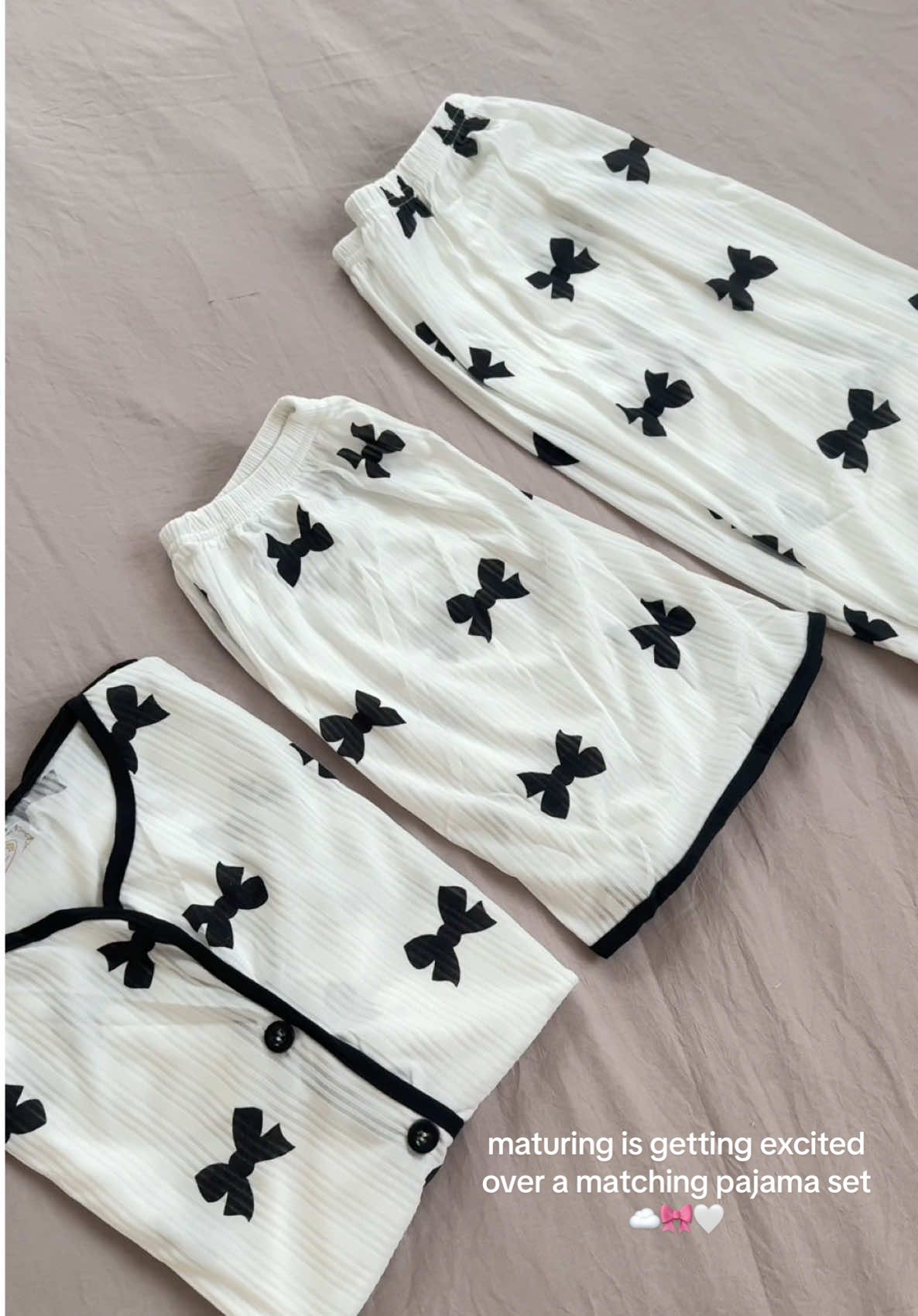 look at this cute pajama set 🤍🎀☁️ #sleepwearforwomen #sleepwear #sleepwearterno #sleepwearset #pajamaset #3in1pajamasleepwear #3in1pajamaset #matchingpajamas 