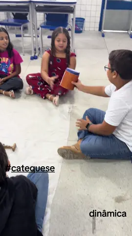 #eucaristia #catequese #dinamida do pote surpresa. 1 expliquei o tema : sacramento da eucaristia. 2- passando o pote cantando uma música, quando você falar parou quem estiver com o pote pega a pergunta e responde. (Faço perguntas para todos.) 