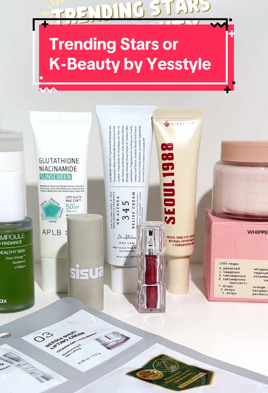 ✨ 𝑻𝒓𝒆𝒏𝒅𝒊𝒏𝒈 𝑺𝒕𝒂𝒓𝒔 𝒐𝒇 𝑲-𝑩𝒆𝒂𝒖𝒕𝒚  𝒃𝒚 𝒀𝒆𝒔𝒔𝒕𝒚𝒍𝒆✨  Hola mis bellas, hoy quiero hablarles de esta selección de productos virales y joyitas emergentes de la belleza coreana que tu piel necesita probar YA!!! 😍💖 🌊 Tónico Swimming Pool – @Eqqualberry Exfolia suave, hidrata a fondo y mejora textura y luminosidad. Ideal para piel sensible y apagada. 🍃 Noni Ampoule @celimax.global Ampolla calmante con 71,77% de noni 🍇, perfecta para hidratar, calmar rojeces y dar brillo saludable. 🍓 Vegan Pack Cleanser – @WHIPPED Limpiador + mascarilla con fresa y vitamina C 🍓✨ Limpia, ilumina y suaviza en minutos. 👁️ Eye Cream Retinal Liposome  @KSECRET GLOBAL Con 4% retinal y soja fermentada. Suaviza líneas, mejora tono y revitaliza el contorno. 💧 345 Relief Cream @Dr.Althea Ceramidas + ácido hialurónico para hidratar y reforzar la barrera de la piel. Ideal para piel seca o irritada. ☀️ Glutathione Niacinamide Sunscreen – @APLB Taiwan Official Protección SPF50+ con niacinamida y centella. Protege, unifica e ilumina sin dejar rastro blanco 🌞 💄 Waterism Glow Tint Tono Mauve Rose – @TIRTIR Inc. Labios jugosos y con color en un solo paso 💋 Ligero, brillante y súper hidratante. ✨ Sisua Butter Glow Stick – @Unleashia Official Ilumina al instante con este stick glow de perla rosa y aceites botánicos 🌟 Ideal para retoques. 🧖‍♀️ Reedle Shot 3 Step Mask @VTcosmetics_official Rutina completa con vitamina C pura. Exfolia, hidrata y deja la piel con un glow increíble. 🛒 Aprovecha hasta un 20% de descuento con estos códigos en @YesStyle :  🔹 BRIGHT25 + PILYSTYLE1 (20 al 22 mayo)  🔹 GLOSSY245 + PILYSTYLE1 (23 al 26 mayo) ✨¿Cuál de todos probarías primero? Te leo 👇🏼💬  Un besito 😘 . . . . . #YSTrendingKbeauty #gifted #yesstyle #yesstyleinfluencers #kbeauty #kbeautyskincare #kcosmetics #cosmeticacoreana #cosmeticacoreanaespaña #koreancosmetics #ugc #ugcskincare #ugcespaña #ugcspain 