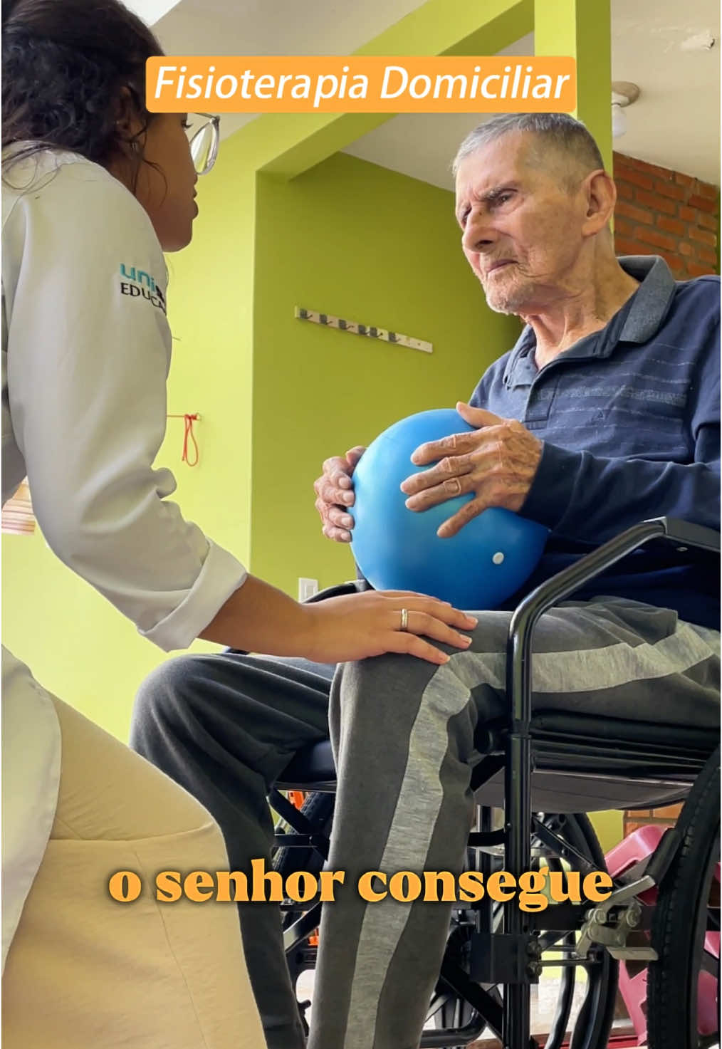 ✨ Cuidar vai muito além de tratar… Este é um dos meus pacientes, com 96 anos e diagnóstico de Alzheimer. Na fisioterapia, cada movimento é feito com muita paciência, respeito e escuta, sempre no ritmo dele. 💚 A fisioterapia para idosos não é só sobre fortalecer o corpo, mas também sobre estimular a mente, promover autonomia e, principalmente, oferecer qualidade de vida. Trabalhar com idosos exige empatia, sensibilidade e a consciência de que cada pequena conquista é uma grande vitória. 🌿✨ Cuidar é, antes de tudo, amar. #FisioterapiaParaIdosos #CuidadoComAmor #QualidadeDeVida #FisioterapiaDomiciliar #EnvelhecerComSaúde
