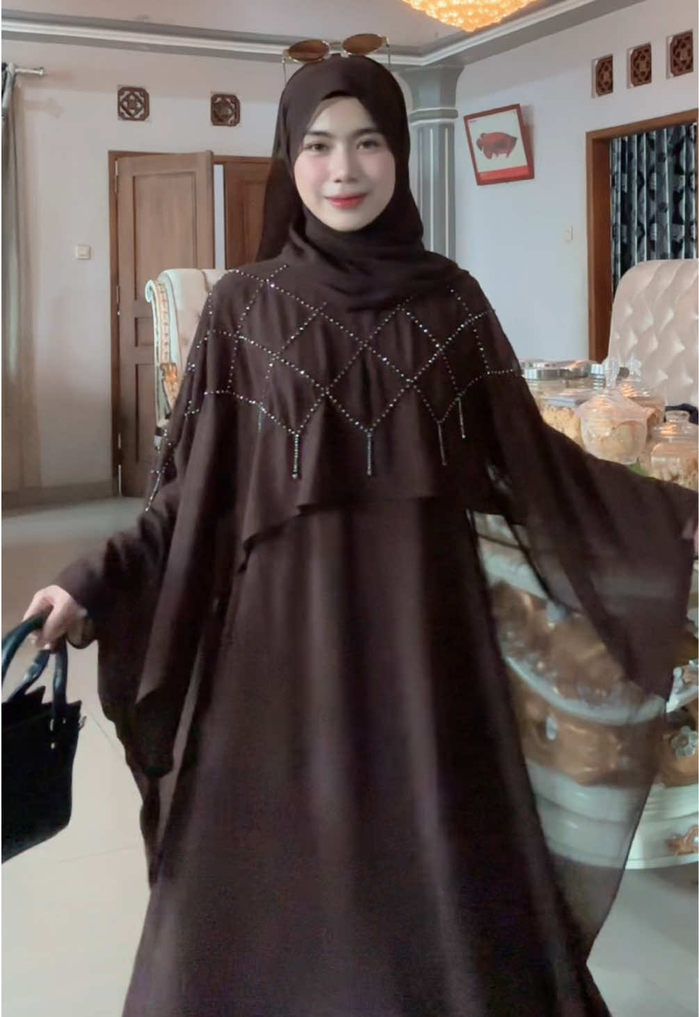 Pakai warna mahogany kelihatan bgt mewah nya tolongg 😭🤎  #trend #viral #vidiotrending #abaya #abayadubai #abayaarab #abayasaudi #abayaturkey #abayaturki #abayamesir #abayaviral #abayatrend #abayakekinian #abayamodern #abayaexclusive #abayamewah #abayaterbaru #abayagirls #abayastyle #abayafashion #abayas #abayatifashion #abayamurah #foryou 