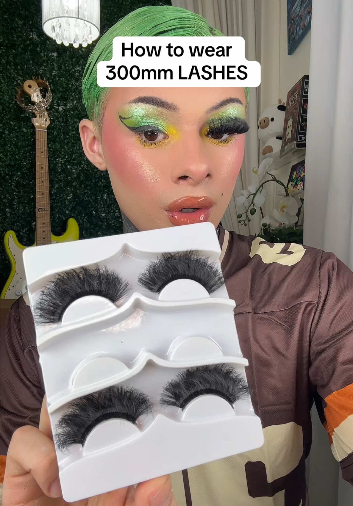 How to wear 300mm lashes cause we ain’t basic w those 25mm ones 😂🤭 can you guess who ?🧐#danteonikalashes #danteonika #falseeyelashes #eyelashes  #eyelashes #eyelashtutorial #makeuptutorial #300mmlashes  #biggestlashes #viral #biggestlashes #biglashes #lashesoftiktok #lashes 