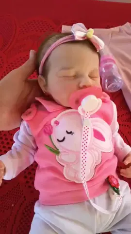 👶 Bebê Reborn — Realismo e emoção em cada detalhe! 💖 Encante-se com a delicadeza e o realismo dos nossos Bebês Reborn! Feitos à mão com materiais de alta qualidade, eles possuem textura de pele, peso e expressões tão reais que despertam emoções únicas. ✅ Feito artesanalmente com riqueza de detalhes ✅ Roupinhas e acessórios inclusos ✅ Material macio e seguro ✅ Perfeito para colecionadores, presentes ou terapia Sinta o carinho e a ternura de ter um bebê sempre pertinho de você! ✨ Garanta já o seu Bebê Reborn e viva essa experiência encantadora! #achadosshopee #shopee #bebestiktoks #bebereborn