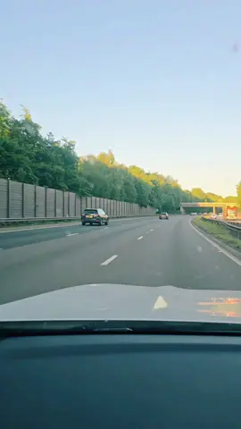 En route to London 🥰♥️🤲🏻🙏🏻 #motorway #enroute #fyppp #sunshine #beautifuldestinations #foryoupage #beauty #viral #unitedkingdom #viral_video_tiktok #beautifull #longdrive 