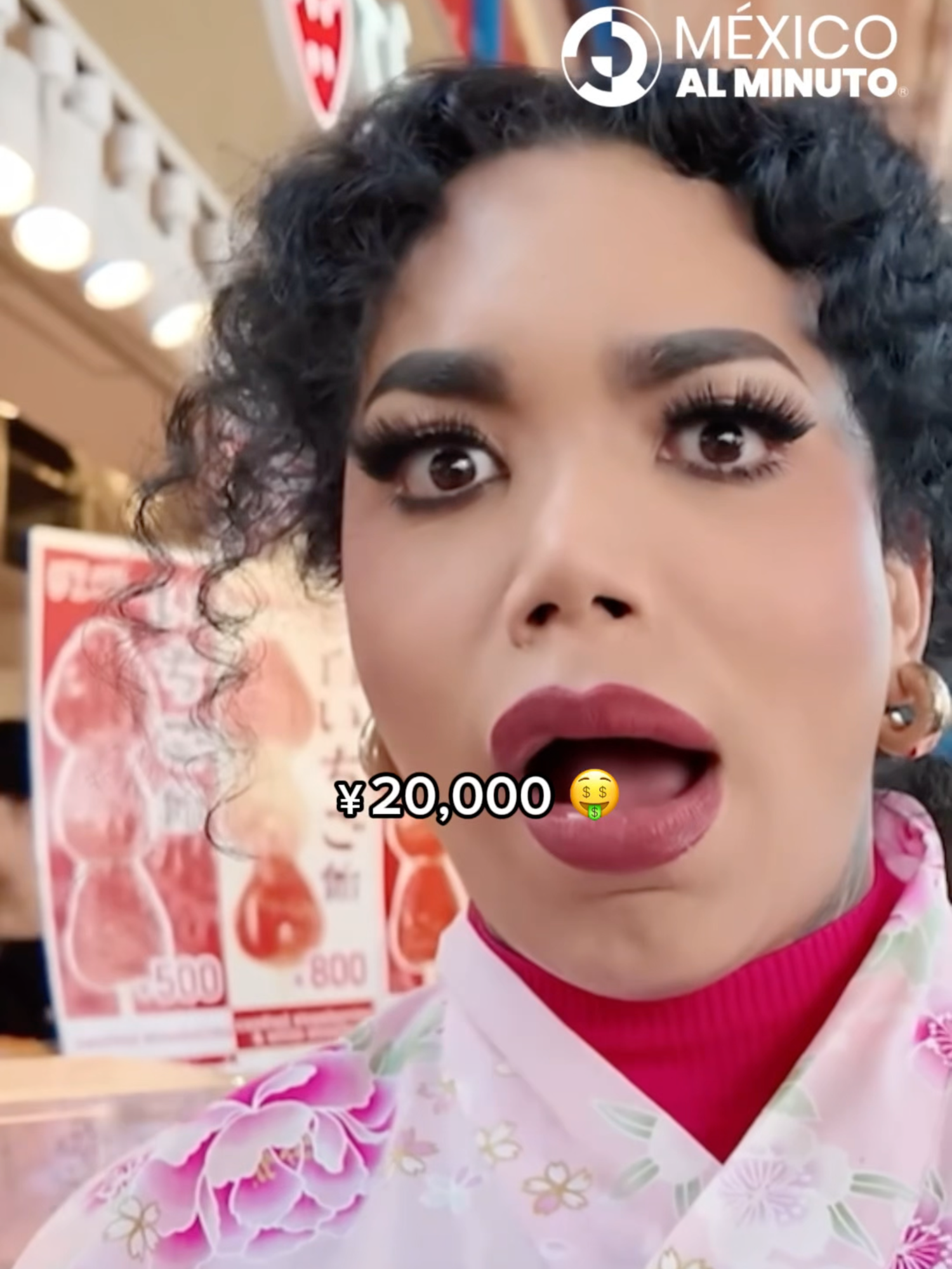 ¡La fruta en Japón puede ser carísima! Un mango especial cuesta hasta 20,000 yenes (2,000 pesos mexicanos) por una pequeña porción. Quedé :o @paolapatitas@wendyhatsumomo Edición: @gilbezy #japon #Perdidaentokio #paolitasuarez
