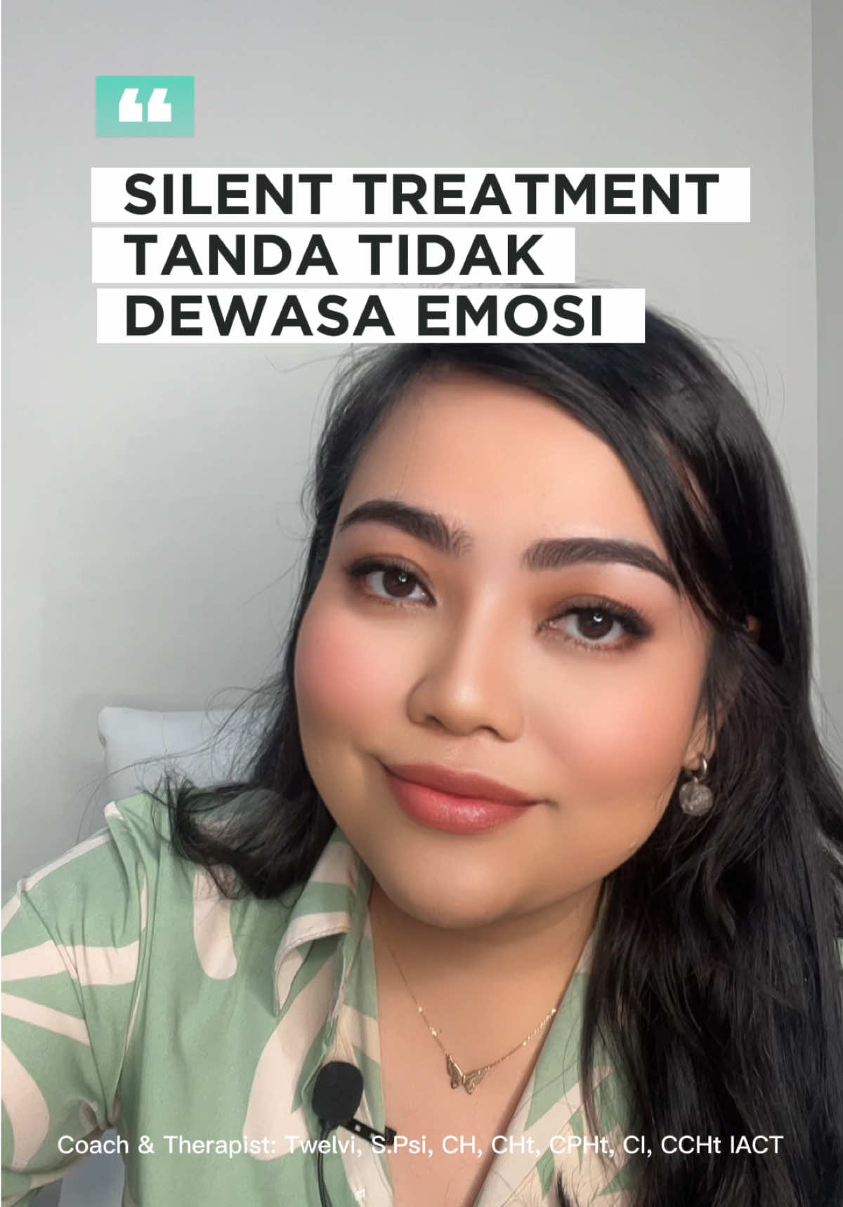 Silent treatment bukan cara menyelesaikan masalah. Itu cara menghindar dari tanggung jawab emosional. Dan YES, itu tanda ketidakdewasaan dalam hubungan. Diam berhari-hari. Mendiamkan tanpa penjelasan. Menutup diri lalu berharap pasangan “mengerti sendiri.” Itu bukan “cool”, itu bukan boundaries. Itu pasif-agresif, dan itu menyakitkan. Bagi yang didiamkan, rasanya seperti ditinggal tiba-tiba, dihukum tanpa tahu salahnya apa. Kalau kamu atau pasangan terbiasa pakai silent treatment saat marah, ini waktunya belajar ulang: Cara bicara. Cara mengelola emosi. Cara memproses konflik dengan sehat. Karena cinta yang dewasa itu bukan soal siapa yang paling tahan diam, tapi siapa yang paling berani hadir dan bicara dengan hati terbuka. (#Relationship, #Dating, #SilentTreatment)