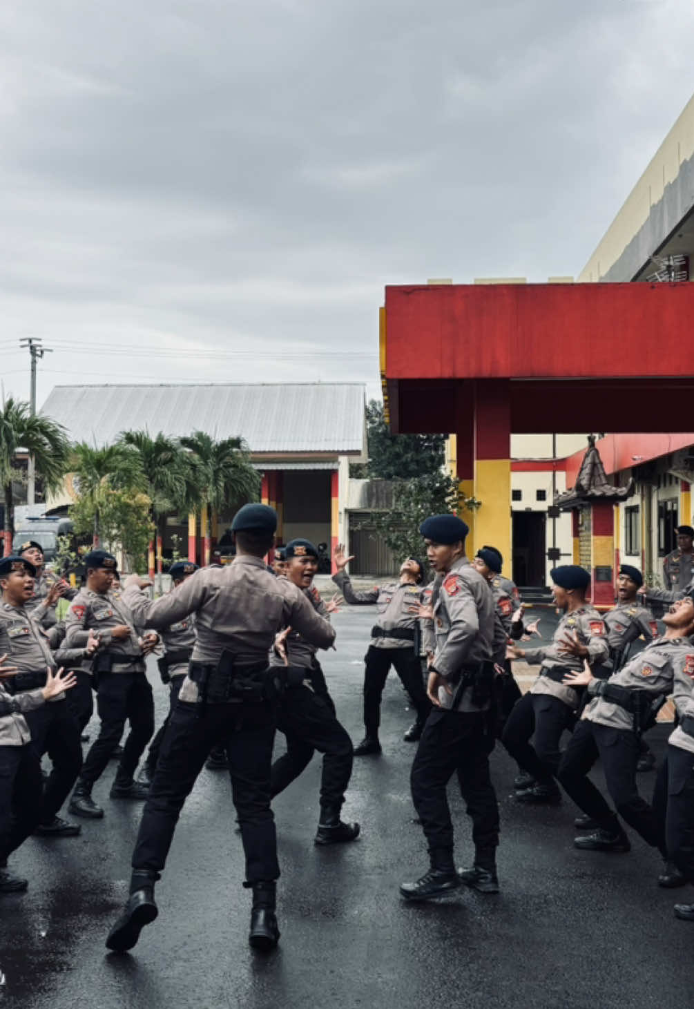 Diajak ngopi gas, Diajak lari pulang ambil Bodyvest   #brimob #fyp #xbcyza #brimobuntukindonesia #poldadiy #polisiindonesia #polripresisi #lari 