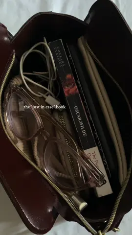 always bringing a book that i never get to read when i go outside ‘cause you’ll never know when you actually might need one #BookTok #booktokph #readinee #thepictureofdoriangray #justincase #books #fyp #whatsinmybag 