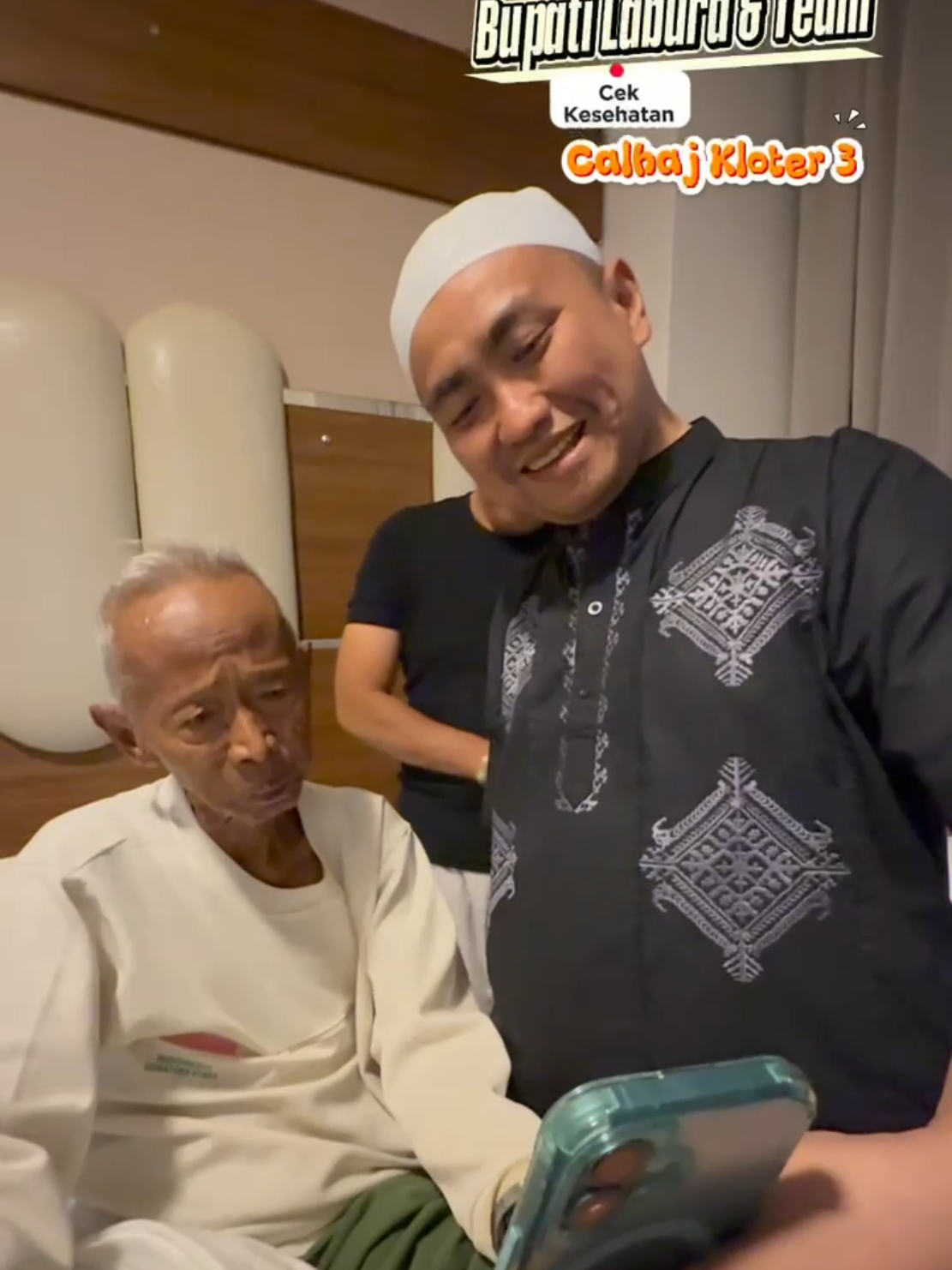 Pengecekan kesehatan oleh tim, dan alhamdulillah jamaah haji kloter 3 Kabupaten Labura keseluruhan dalam keadaan sehat walafiat..  #mekkah🕋🕋🕋 #bupati #hys #bupatilaburaviral #musimhaji2025 #laburaviral #HYS88 #laburatrending #hajilabura #hajikloter3 