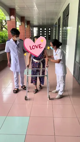 Bà thay khớp hông đã hơn 6 tháng nhưng hiện tại bà đi lại vẫn còn đau khớp hông và khớp gối. Tập cho bà rất vui, mình cho bà tập tự do với tạ quấn chân 1kg hỏi bà có mệt không thì bà bảo không mệt gì cả🤩Dễ thương hết sức luôn🥰