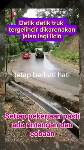 Detik detik truk tergelincir karena jalan lagi licin #beritatiktok #beritaviral #truk_oleng #trukmaniaindonesia #trukoleng#trending #trendingtiktok 
