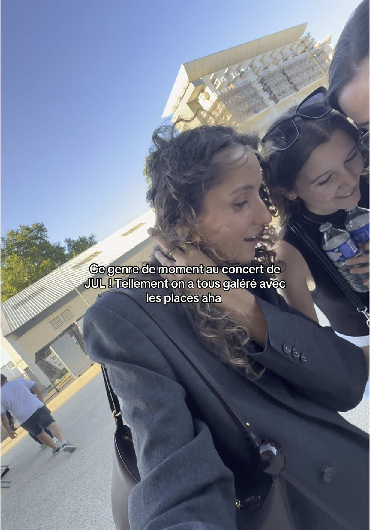 Incroyable faut que je retrouve cette fille qui m’a permis de passer le concert pas en solo mais de rejoindre mon groupe ❤️  #jul #concert #orangevelodrome #jul2025 #musique  #Jul #Jul2025 #ConcertJul #OrangeVelodrome #RapFrançais #LiveMarseille #JulEnConcert #PlanèteRap #UniversalMusicFrance #SonyMusicFrance #BooskaP #SneakersAddict #NikeFrance #AdidasOriginals #RedBullMusic #FestivalVibes #urbanmusic 