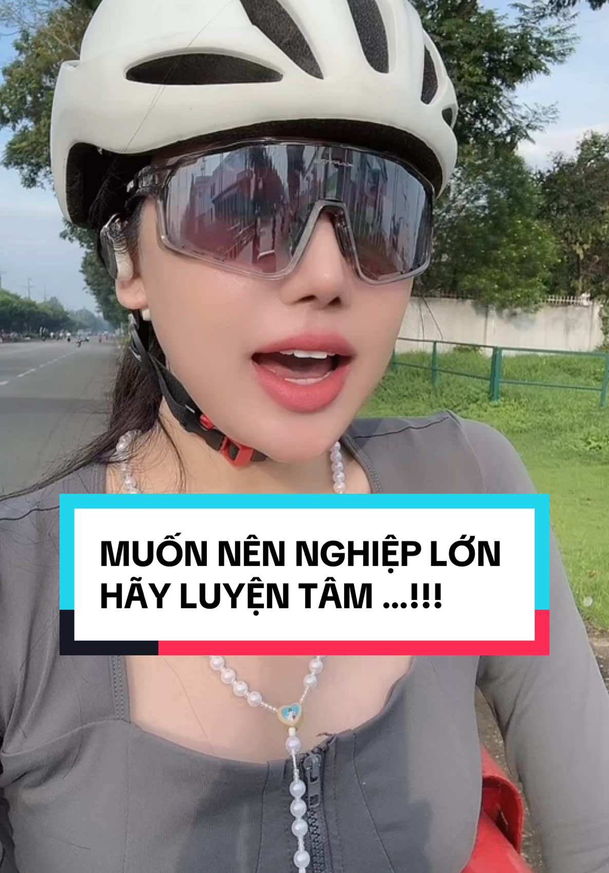 ✍️ Muốn làm nên đại sự – Trước hết hãy giữ vững một điều trong lòng ✍️ muốn gây dựng sự nghiệp lớn, không nên để mất sự vững vàng trong tâm. Người xưa có câu: “Tâm không vững, chí chẳng bền. Tâm đã loạn, sự tất đổ.” Một đời người, muốn vượt qua sóng gió, xây được nghiệp lớn, không phải chỉ cần tài năng hay danh tiếng, mà trước hết là phải có một nội tâm kiên định, không dao động trước thị phi, không gục ngã trước nghịch cảnh. 1. Tâm vững – thì cảnh không lay. Cuộc đời vốn vô thường, lòng người đổi thay, Nhưng người có chí lớn thì: thuận không tự cao, nghịch chẳng nản lòng. Bởi họ không bị ràng buộc bởi lời khen chê, cũng không sống theo ánh mắt phán xét của người đời. “Tâm vững thì trí sáng. Trí sáng thì đường mở. Đường mở thì việc thành.” Muốn nên nghiệp lớn – trước hết hãy luyện tâm. #kinhthanh #conggiao #loichua #kito #giesu 