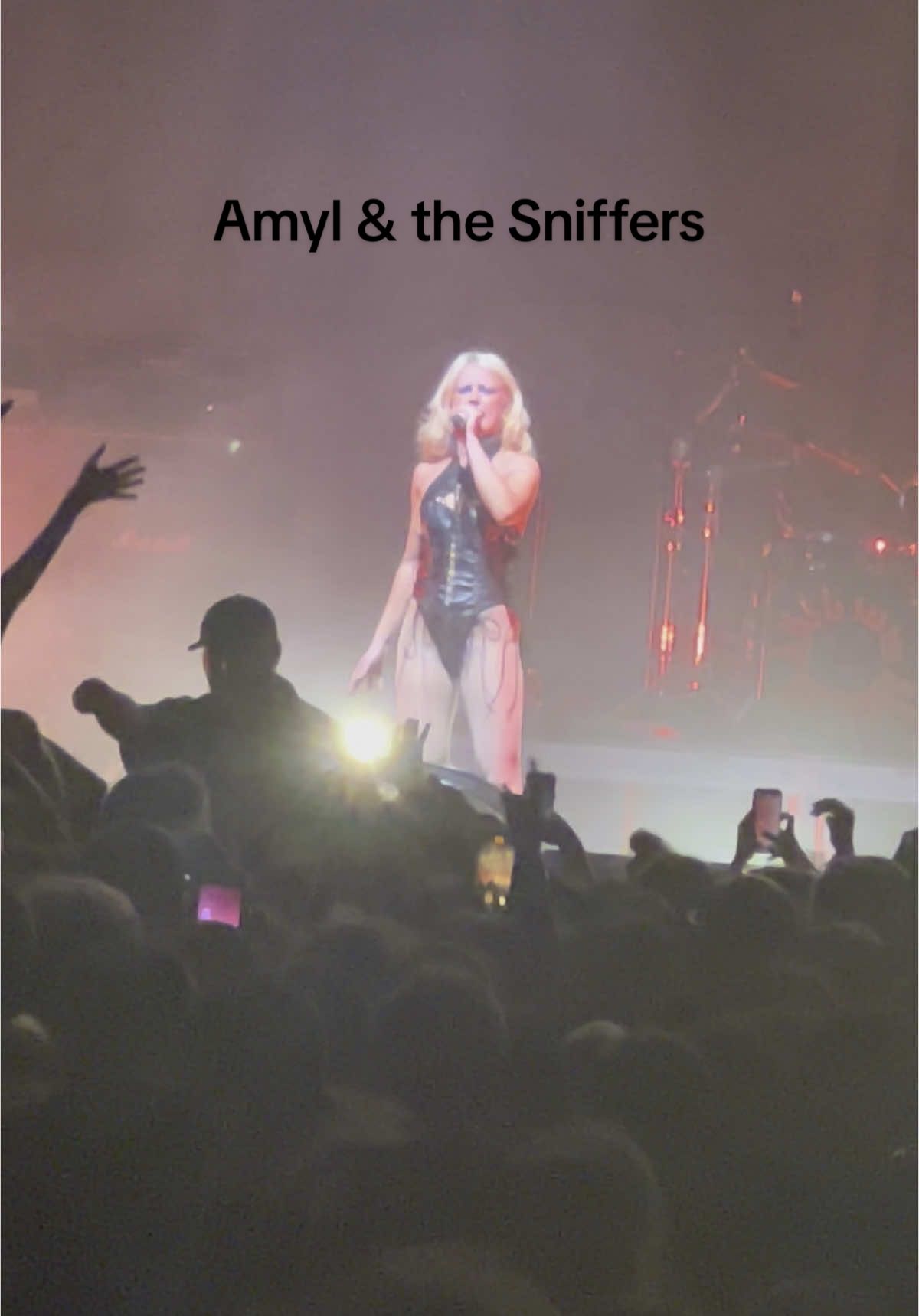 Amy Taylor of @amylandthesniffers is THAT girl 💅🏻 she also spoke on 🍉 and 🏳️‍⚧️ rights #amylandthesniffers #amytaylor #punkrock #feminism 