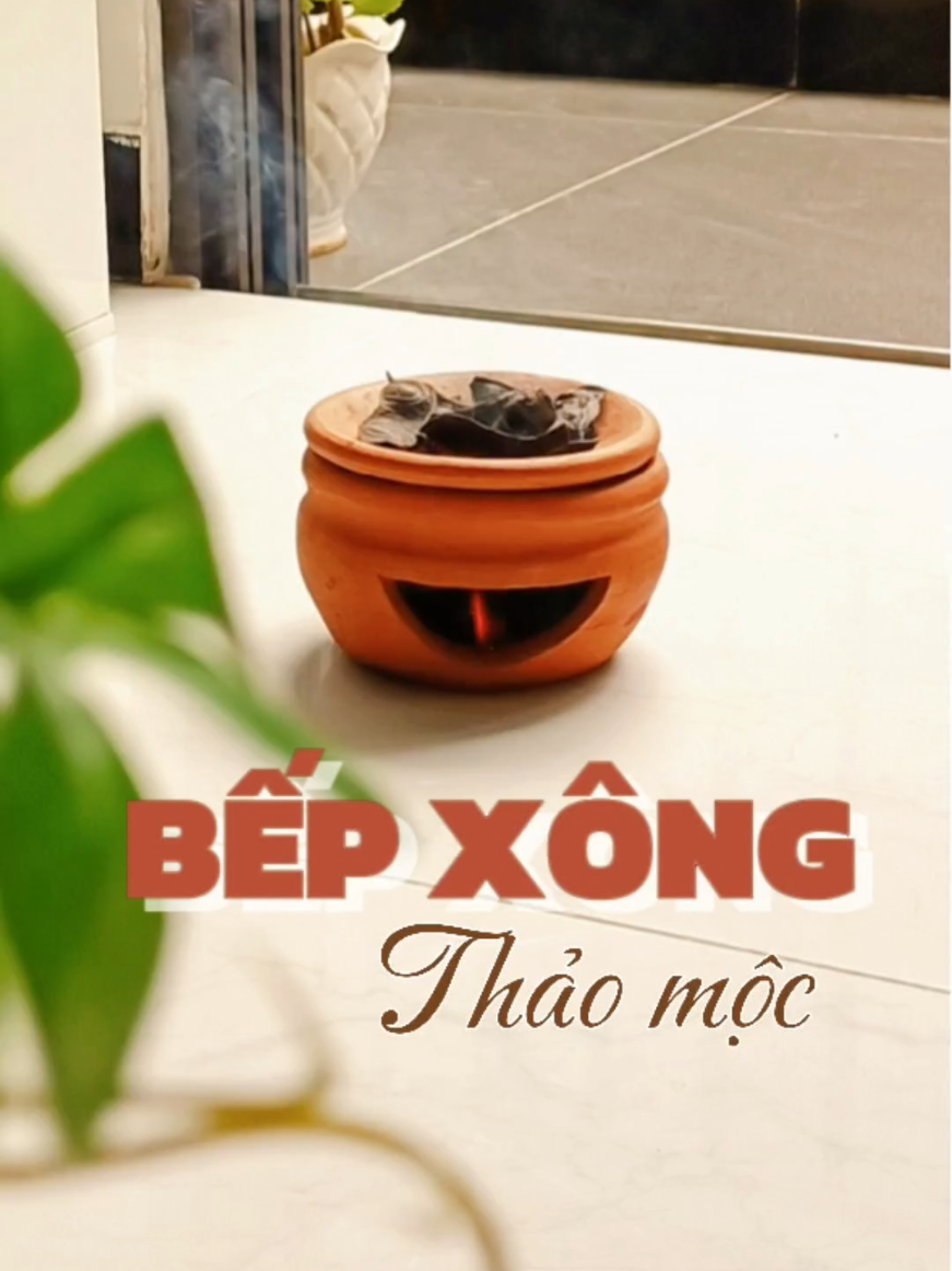 Chuyện đốt bồ kết: Ai ngờ lại có bí mật này! Bồ kết không chỉ để gội đầu đâu nhé! Hóa ra khi đốt bồ kết, lượng tinh dầu saponin quý giá bên trong mới được giải phóng.  Chúng có khả năng: Đẩy tan hàn khí, khử ẩm mốc, không khí trong nhà thông thoáng hẳn! Kháng khuẩn, xua côn trùng, thanh lọc không khí, nhà nào hay đóng cửa, ít ánh nắng càng nên xông thử. Chưa kể, khi kết hợp bồ kết với vỏ bưởi, vỏ quýt, ngải cứu, mùi hương dễ chịu hơn hẳn. Mẹ nào có con hay ốm vặt, khóc đêm thử ngay nha. Lưu ý : Khi xông mở cửa thông thoáng   #bepxongthaomoc #bepxongboket #thaonguyenmommy 