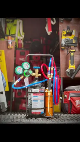 ชุดเชื่อมหล่อๆแบบนี้ จะเป็นใครที่ไหนได้💯⚡️ นั่นก็คือ ชุดเชื่อมสนาม pana8 🔧 ชุดนี้จะมี ถังO2 แก๊สกระป๋องส้ม  หัวเชื่อม พร้อมชุดกันย้อน 🥰 ปลอดภัยหายห่วงแน่นอน🎉 สนใจสามารถสอบถามเพิ่มเติมได้ครับ💦💲 #pana8 #ชุดเชื่อม #ชุดเชื่อมสนาม #กันย้อน