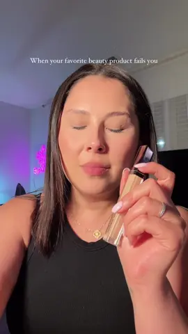 I am unwell! I’ve been riding hard for the Hourglass concealer for months… and today it betrayed me. On a client. Let me tell you—humbling doesn’t even begin to describe it. I’m not afraid to admit I’m not perfect. Sometimes makeup chemistry just doesn’t click—and that’s totally out of our control. But I learned my lesson the hard way: this concealer is officially banned from my kit as an eyeshadow base for mattes. We grow, we learn, we switch primers. What’s one product you used to swear by that totally failed you when it mattered most? Spill the tea. #hourglass #mua #makeupartistproblems #beautycreator #makeupfails