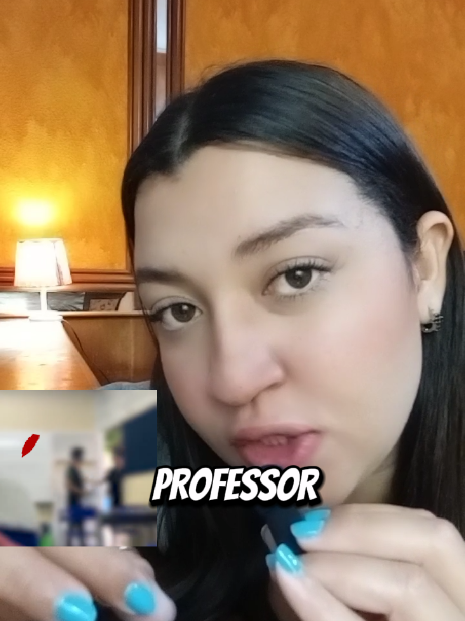 Aluno é professor na sala de aula| aluno discute com professor na sala