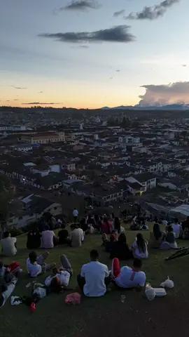El Morro de Tulcán es un lugar emblemático de Popayán que combina historia y belleza natural. Además de su profundo valor cultural, es un sitio perfecto para disfrutar de caminatas al aire libre y contemplar vistas panorámicas espectaculares de la ciudad. Desde su cima, se pueden apreciar atardeceres inolvidables que tiñen el cielo de tonos cálidos, convirtiéndolo en uno de los rincones más especiales para quienes buscan tranquilidad, fotografía o simplemente un momento de conexión con la ciudad.#popayan #drone #VistaDePopayán 