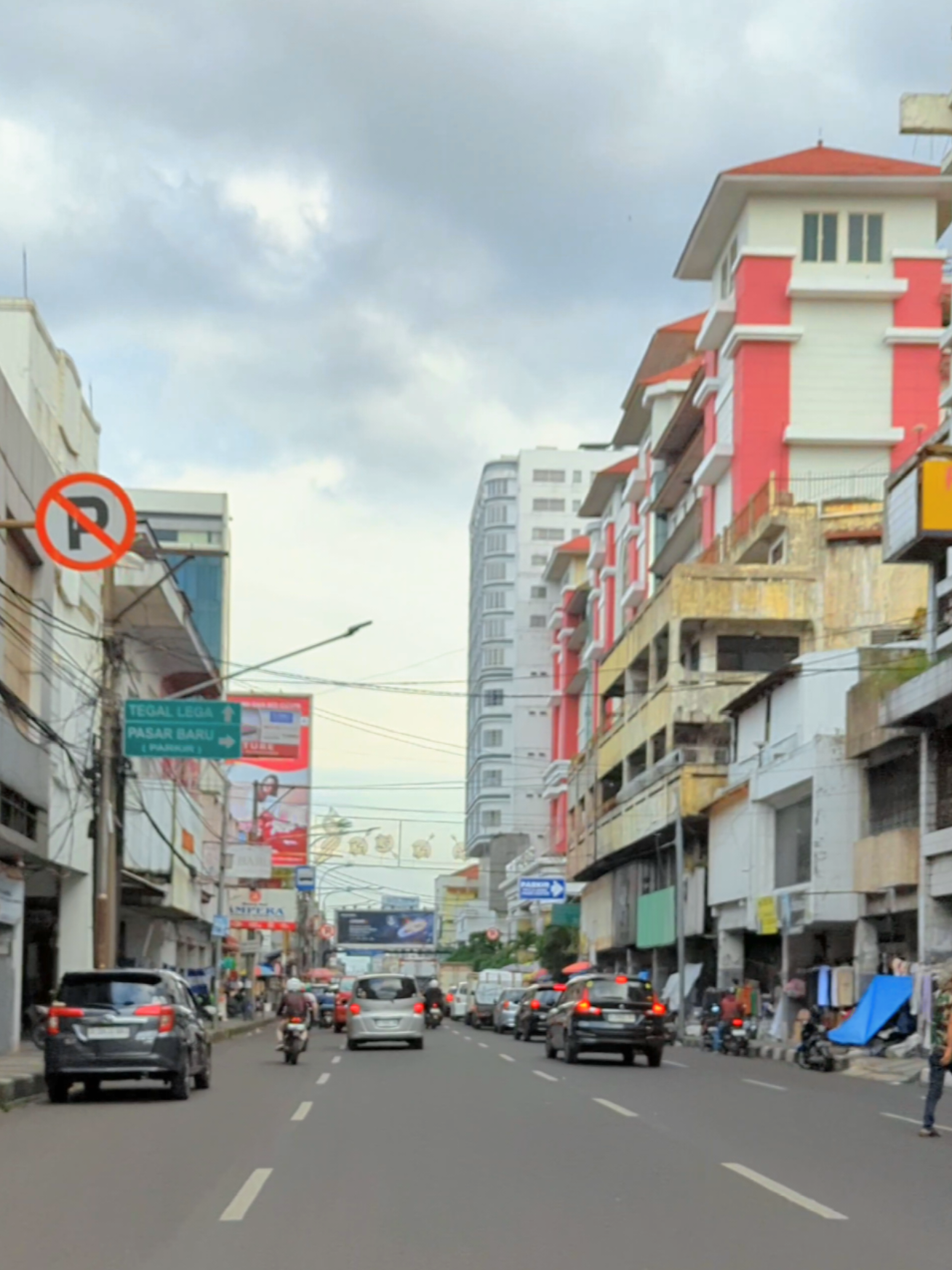 Vibes pasar baru di kota Bandung ada yang punya kenangan di sini? #bandungbanget #bandungkotakembang #bandunginfo #bandunghits #bandungaesthetic #bandungjuara #vibesaesthetic #aesthetic #fyppppppppppppppppppppppp #fyp #bandungkuliner 