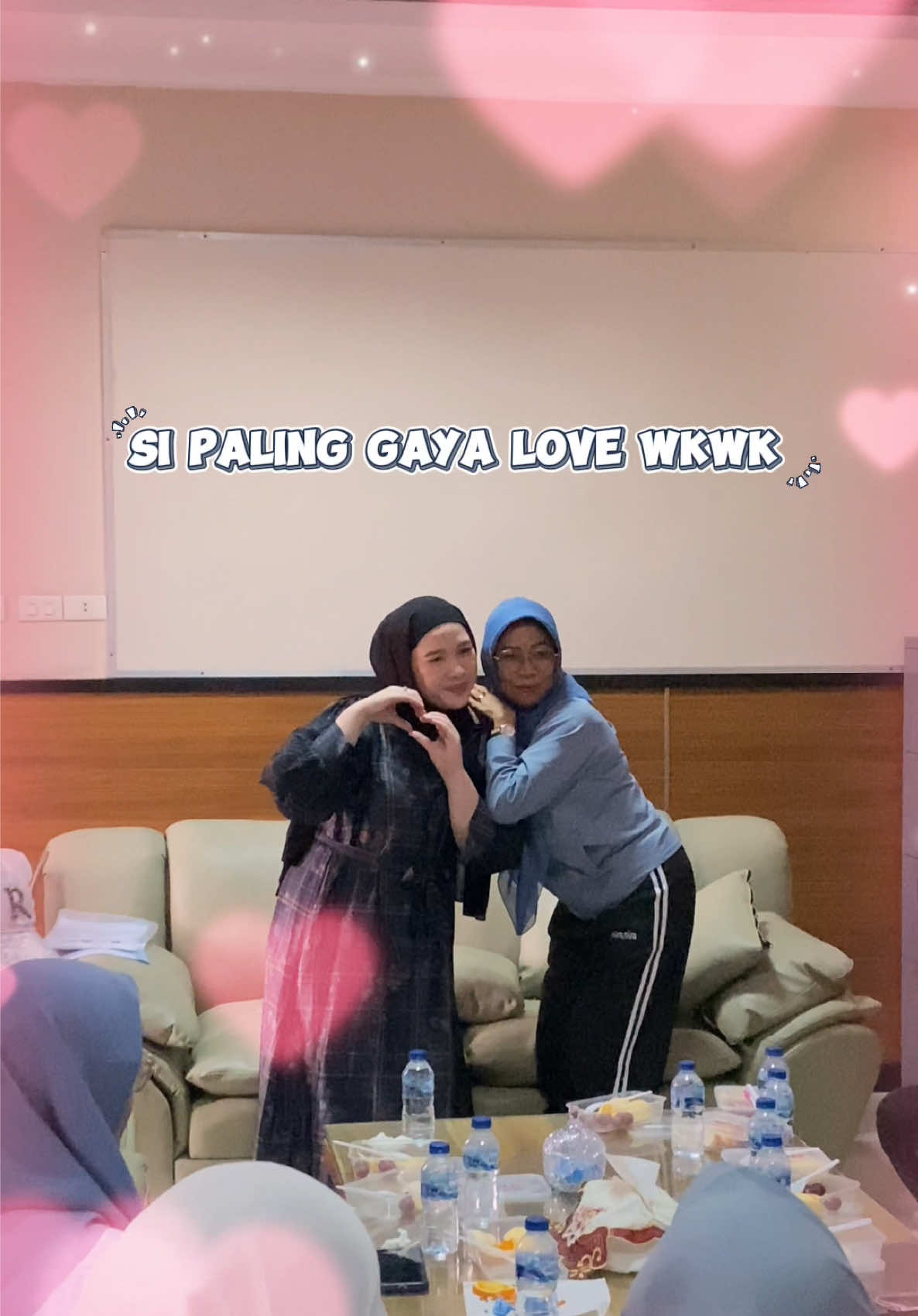 Kalau sudah ketemu Ibu-ibu, pasti agenda utamanya adalah foto-foto. Yg suka selfie, ayok merapat! Saya siap gaya lope-lope lagi😂🫶🏻 #BantuRakyat #BismillahBISA