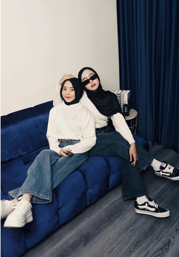 gemas sekalii!🫵🏻💙 tempat foto terbaru di sofa biru, hanya di @cloudsstudioo ☁️🤪@Nikieindahsptr✨ #selfphotostudio #lazypotraitsofa  #CapCut 