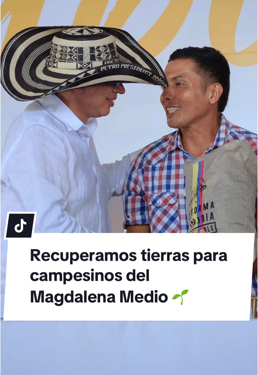 ¡La tierra para el que la trabaja! ✊ En Barrancabermeja, Santander, el Presidente @Gustavo Petro entregó más de 4 mil hectáreas de tierra que habían sido usurpadas a campesinos del Magdalena Medio. #tierra #campo #campesino #reformaagraria #petro #santander